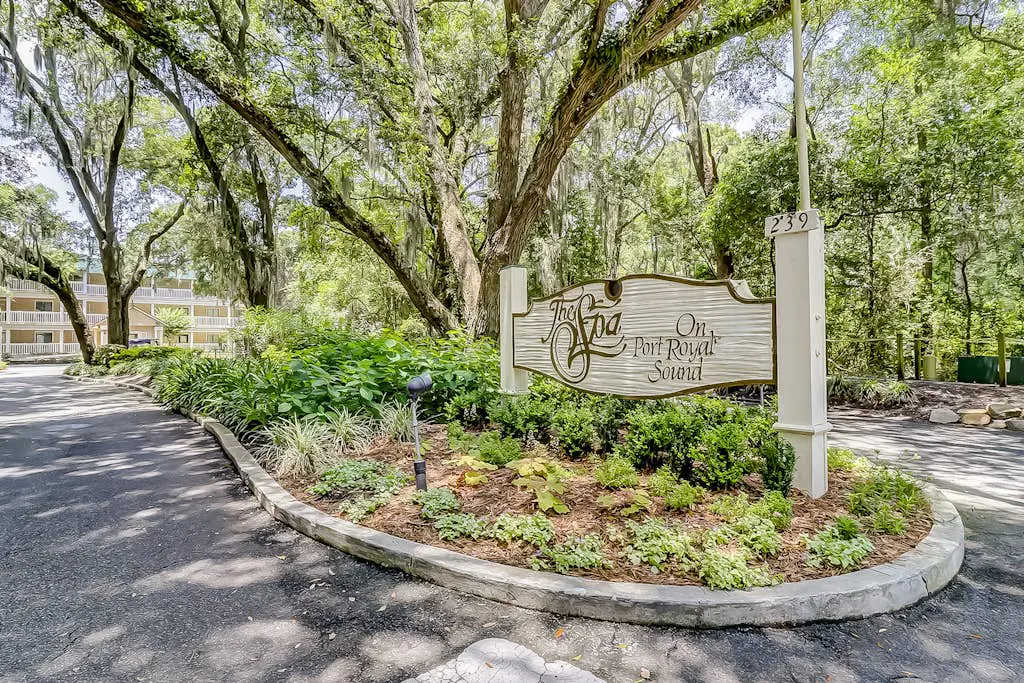 Vibrant condo with tennis courts, pool, W/D, gas grill, balcony, & playground