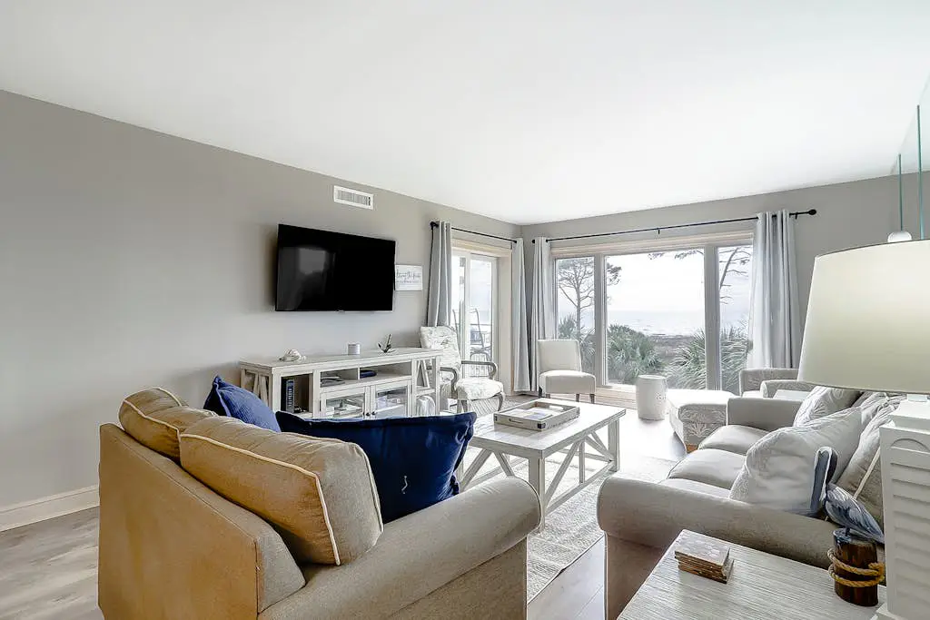Oceanfront condo with a washer/dryer, central AC, pool, hot tub & beach access