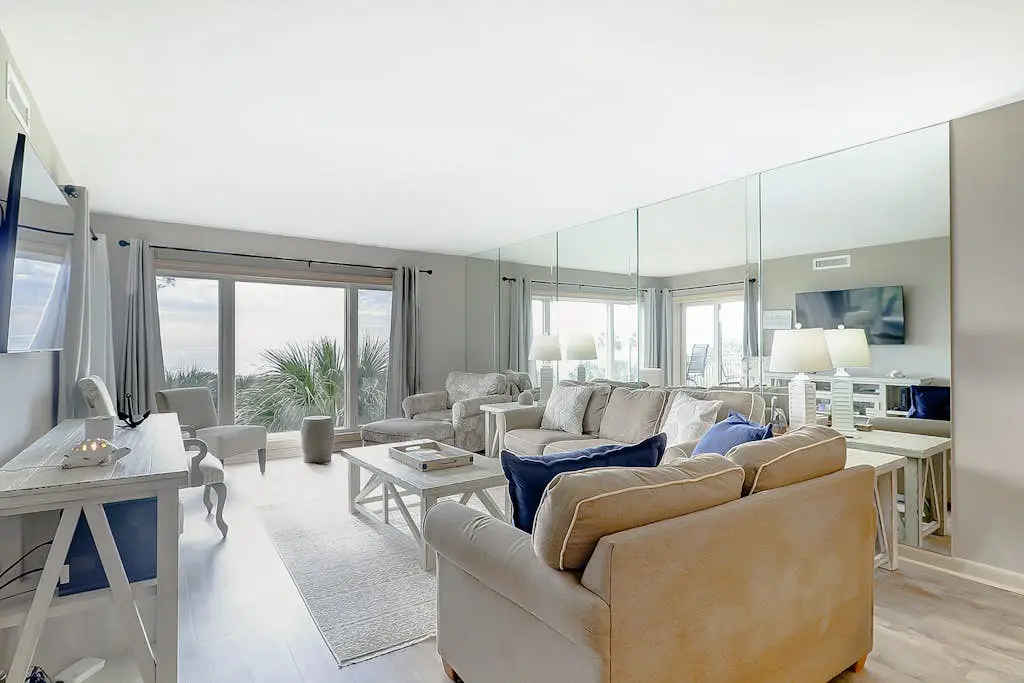 Oceanfront condo with a washer/dryer, central AC, pool, hot tub & beach access