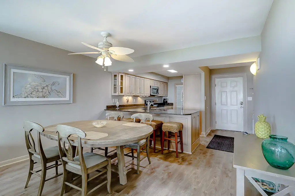 Oceanfront condo with a washer/dryer, central AC, pool, hot tub & beach access