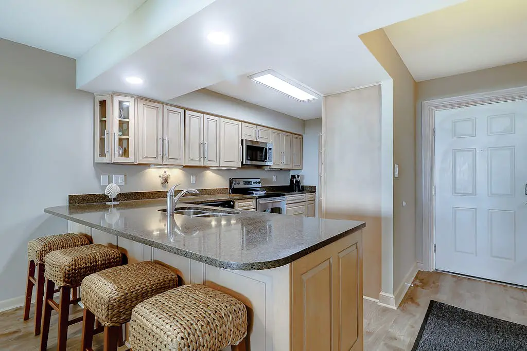 Oceanfront condo with a washer/dryer, central AC, pool, hot tub & beach access