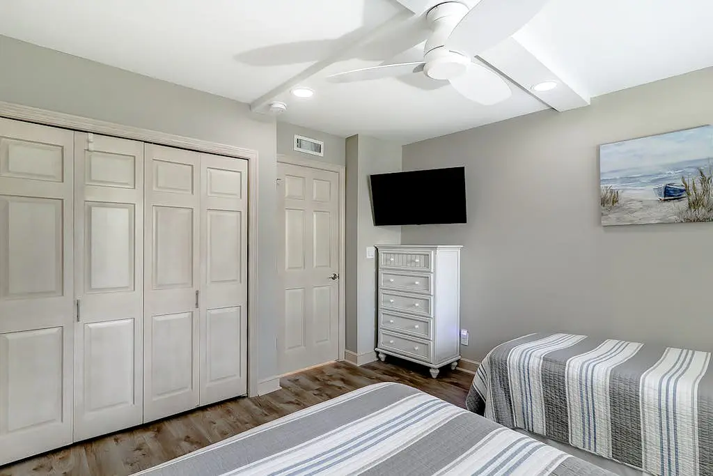Oceanfront condo with a washer/dryer, central AC, pool, hot tub & beach access