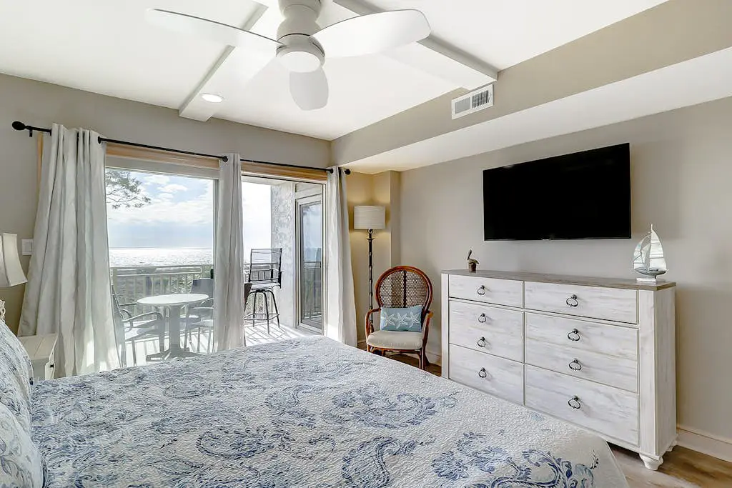 Oceanfront condo with a washer/dryer, central AC, pool, hot tub & beach access