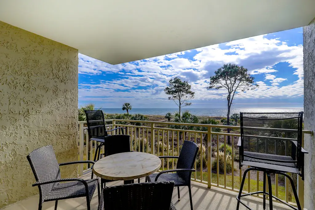 Oceanfront condo with a washer/dryer, central AC, pool, hot tub & beach access