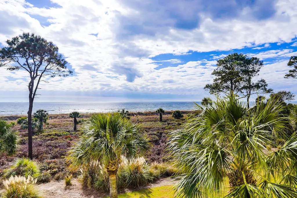 Oceanfront condo with a washer/dryer, central AC, pool, hot tub & beach access