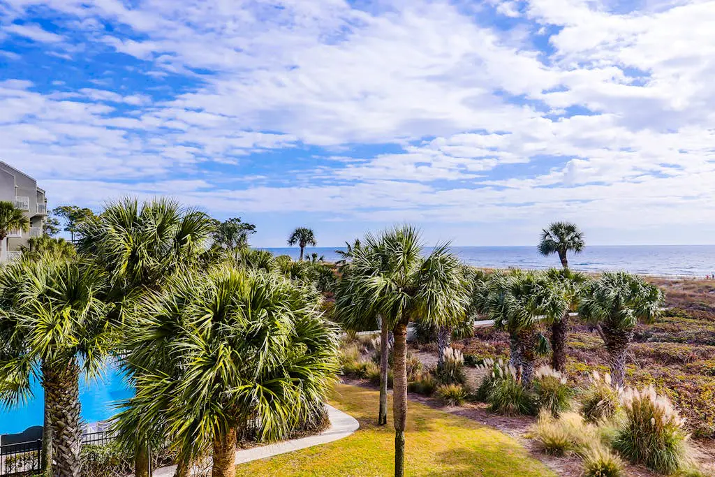Oceanfront condo with a washer/dryer, central AC, pool, hot tub & beach access