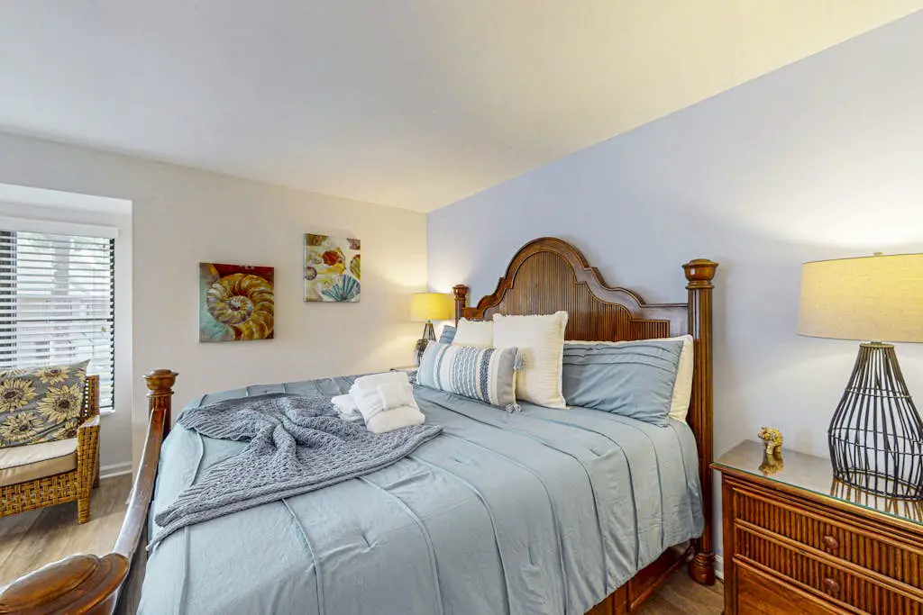 Coastal resort condo with pool, tennis courts, beach access, golf, new deck