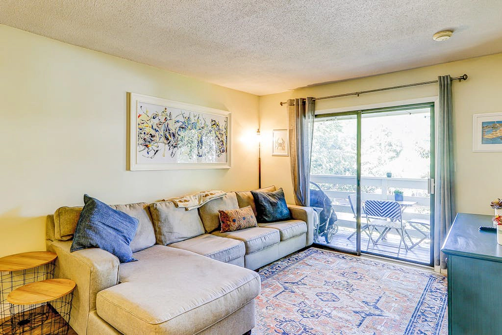 End-unit, 3rd-floor condo near beach with balcony, pool, & tennis