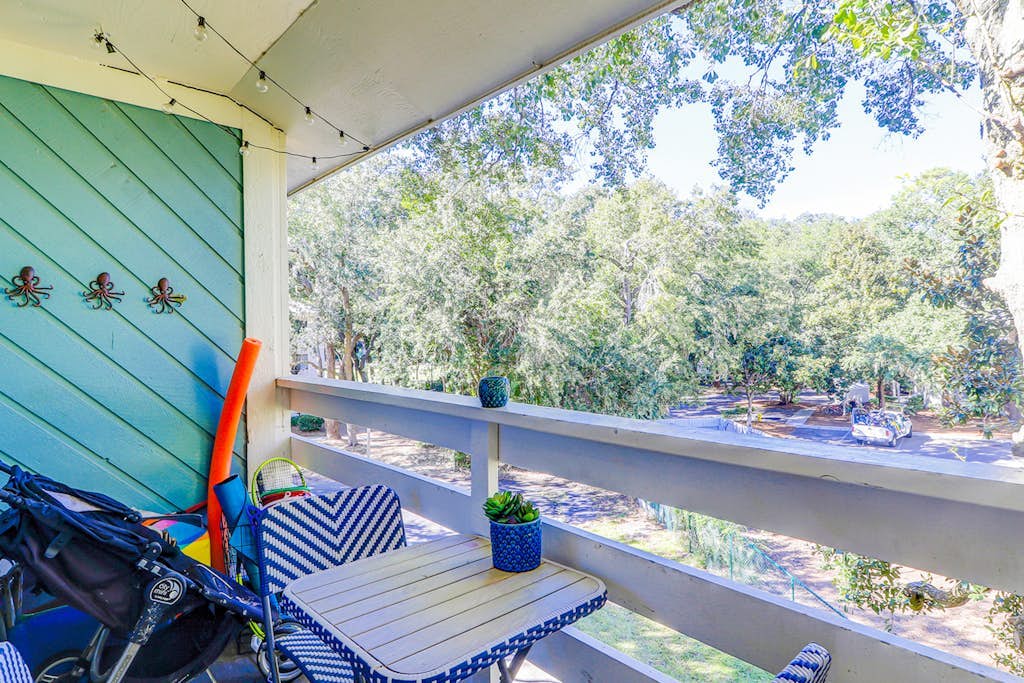 End-unit, 3rd-floor condo near beach with balcony, pool, & tennis