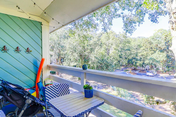 End-unit, 3rd-floor condo near beach with balcony, pool, & tennis