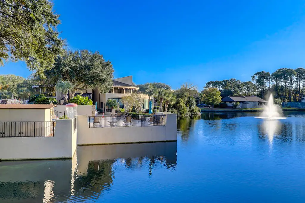 Top-floor condo with ocean views, on-site pools, beach access, & sports courts