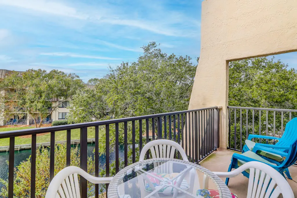 Top-floor condo with ocean views, on-site pools, beach access, & sports courts