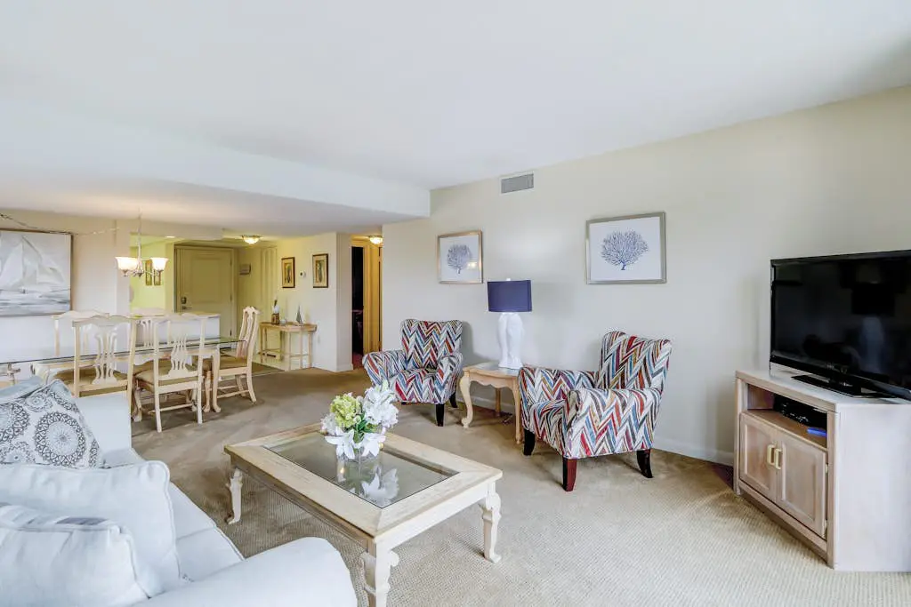 Top-floor condo with ocean views, on-site pools, beach access, & sports courts