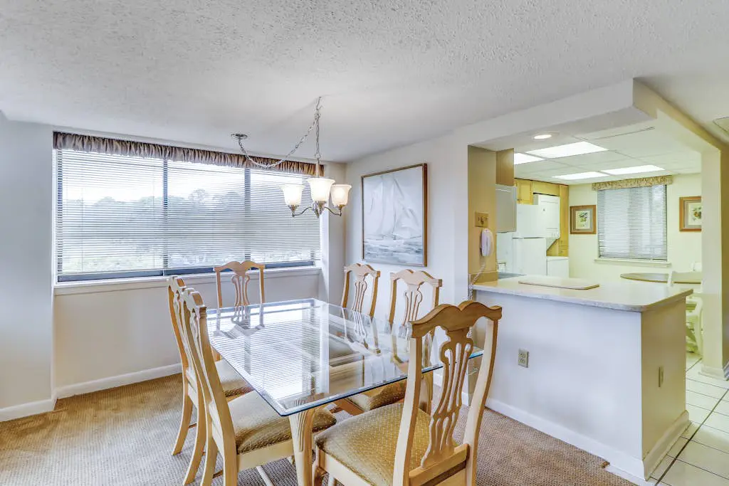 Top-floor condo with ocean views, on-site pools, beach access, & sports courts