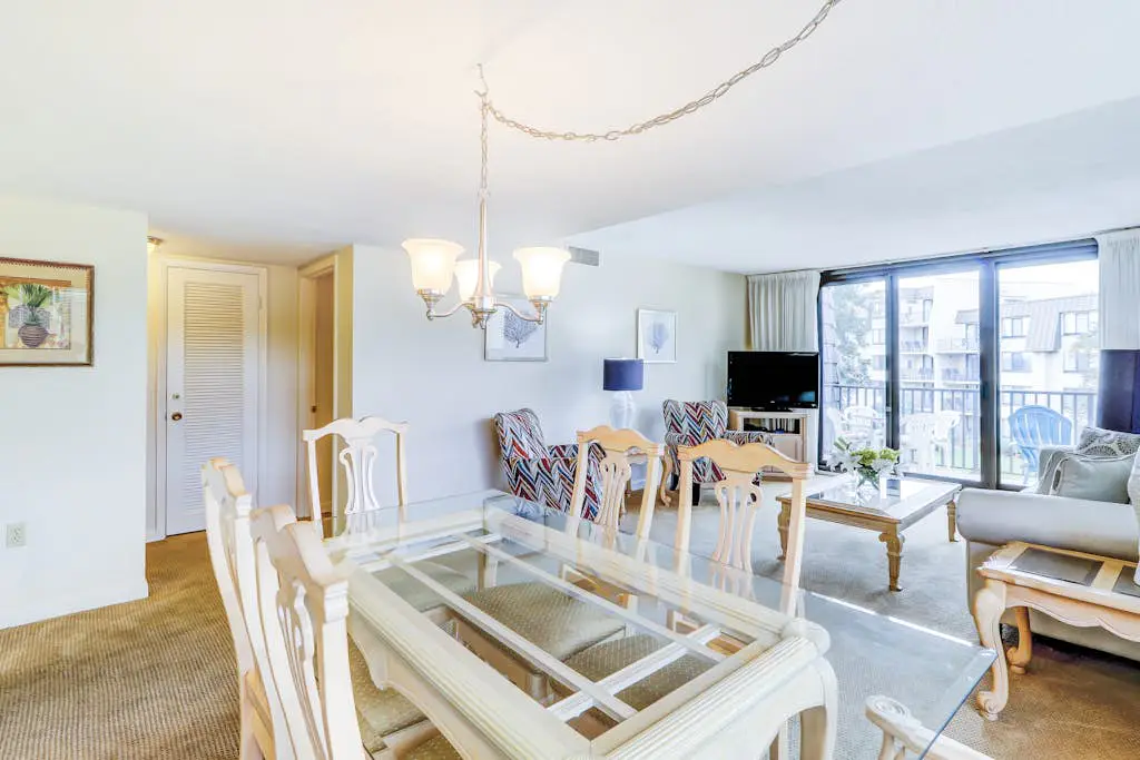 Top-floor condo with ocean views, on-site pools, beach access, & sports courts