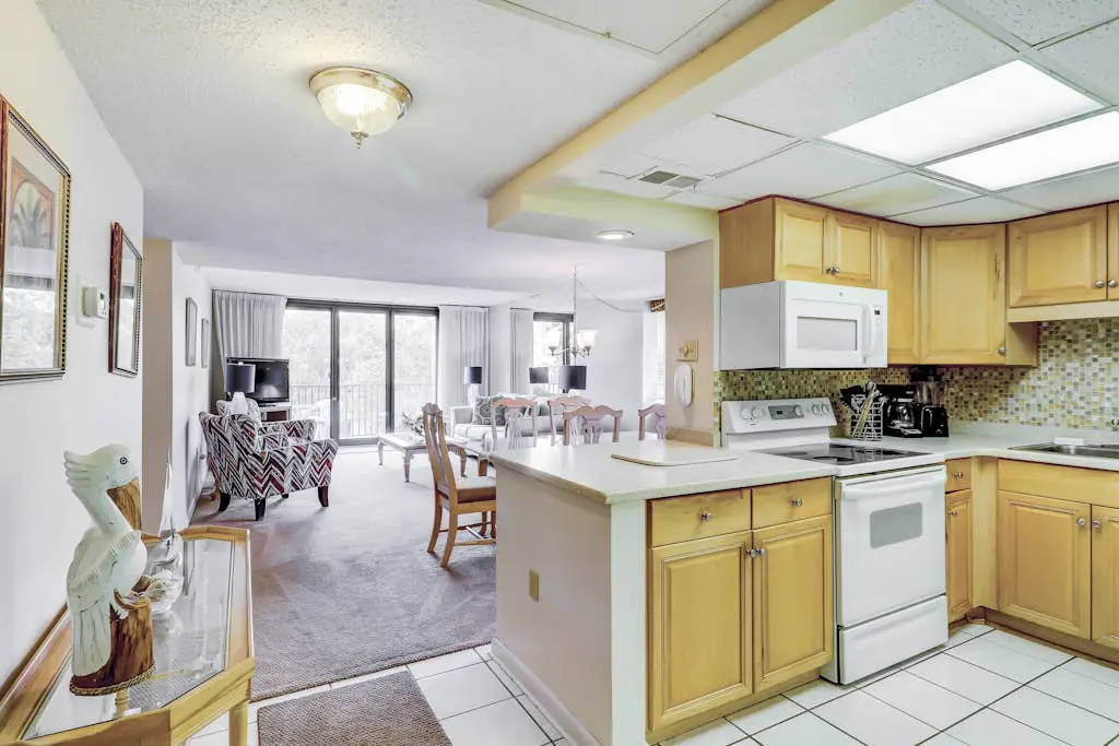 Top-floor condo with ocean views, on-site pools, beach access, & sports courts