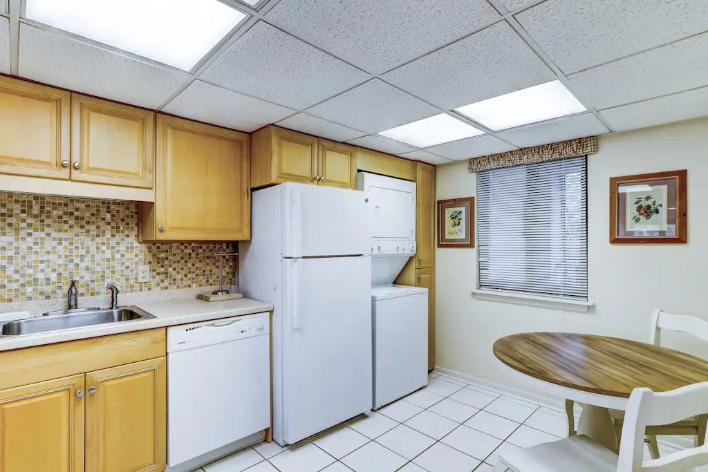 Top-floor condo with ocean views, on-site pools, beach access, & sports courts