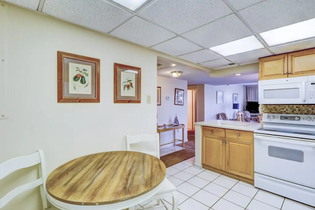 Top-floor condo with ocean views, on-site pools, beach access, & sports courts