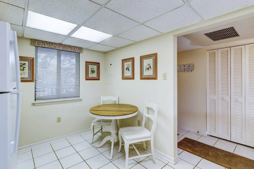 Top-floor condo with ocean views, on-site pools, beach access, & sports courts