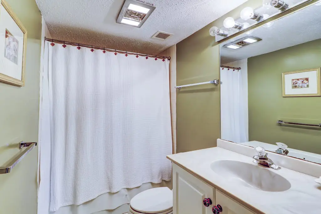 Top-floor condo with ocean views, on-site pools, beach access, & sports courts