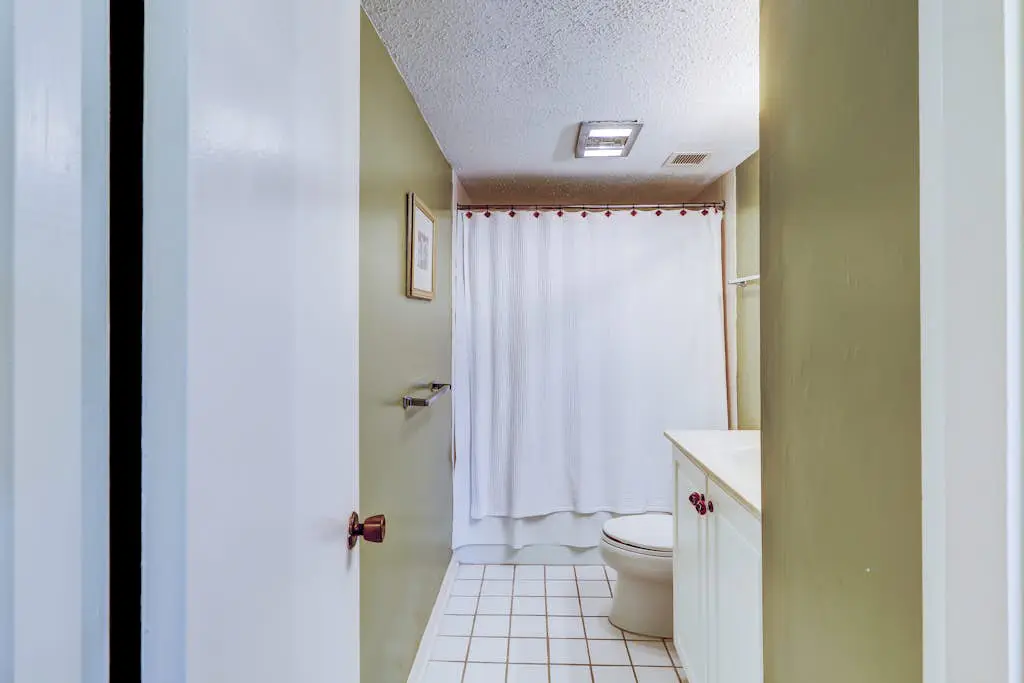 Top-floor condo with ocean views, on-site pools, beach access, & sports courts