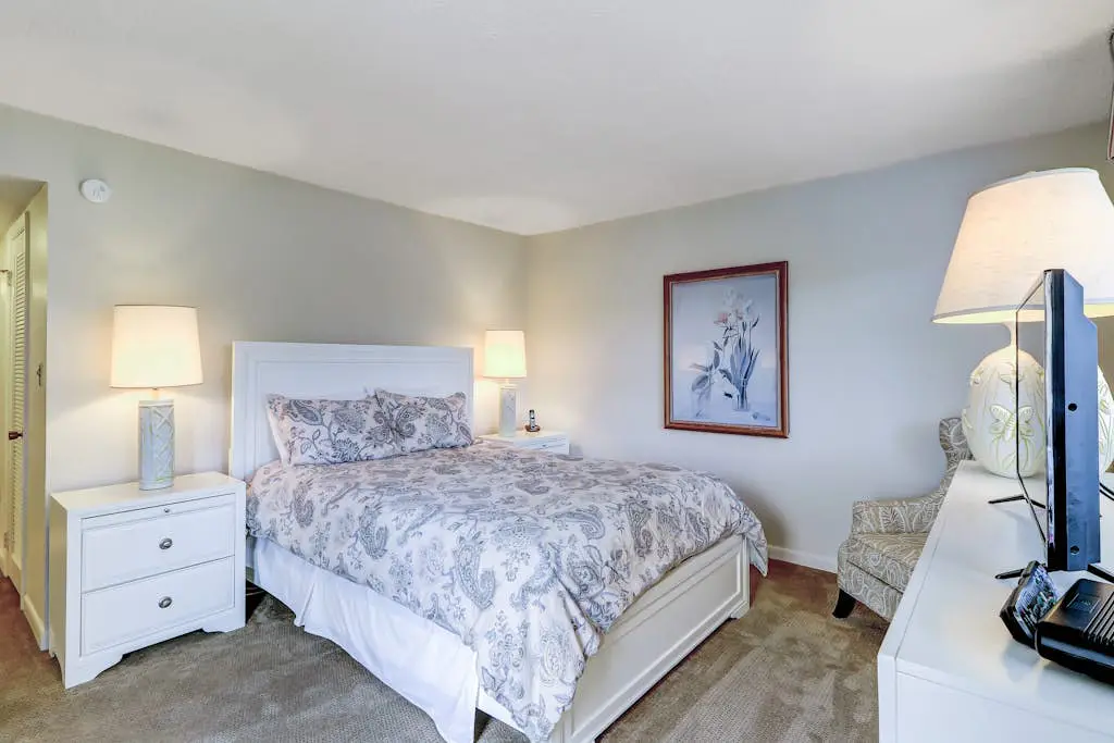 Top-floor condo with ocean views, on-site pools, beach access, & sports courts