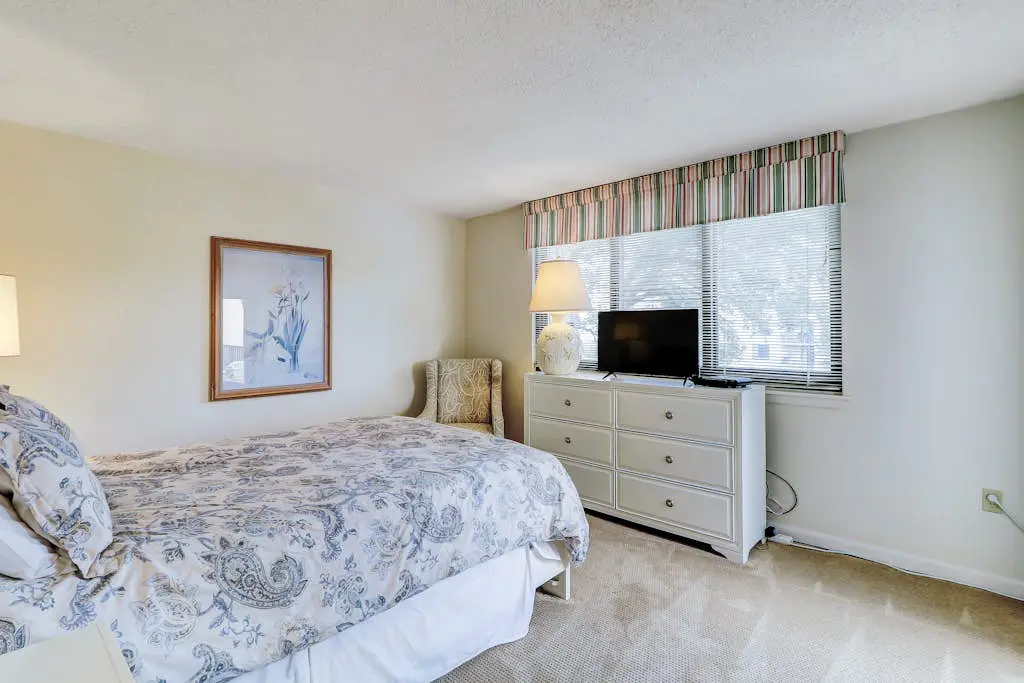 Top-floor condo with ocean views, on-site pools, beach access, & sports courts