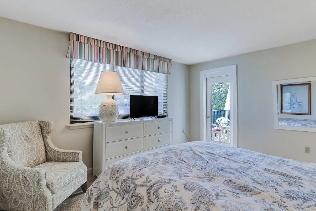 Top-floor condo with ocean views, on-site pools, beach access, & sports courts