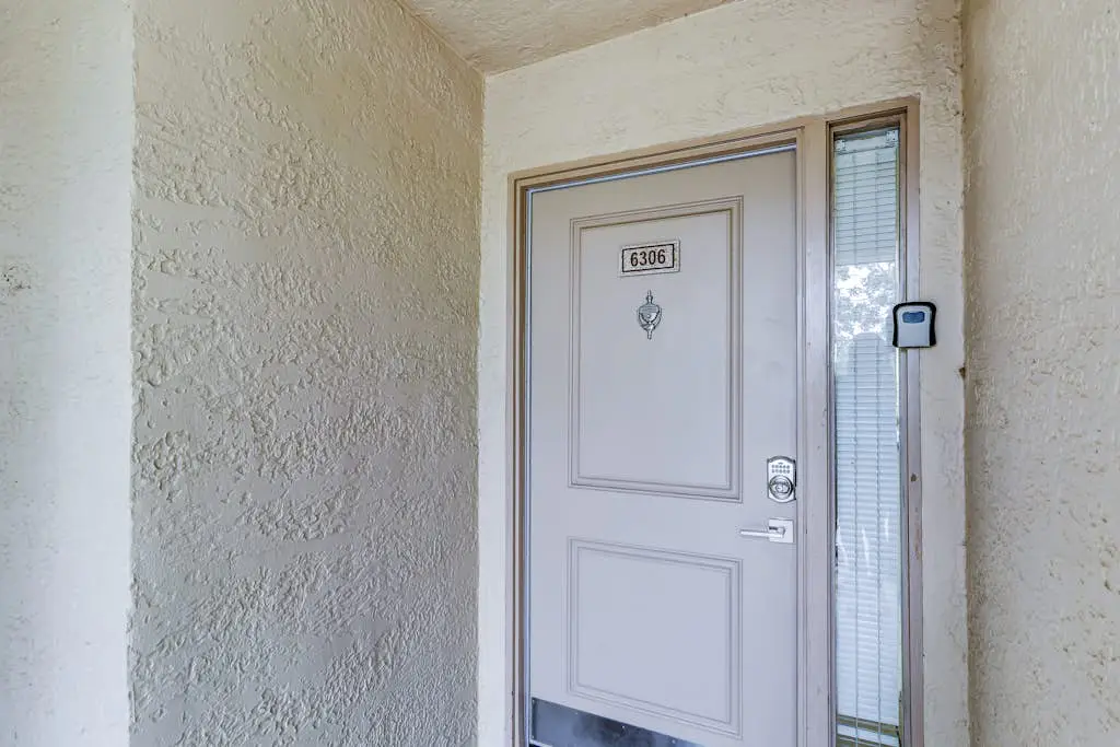 Top-floor condo with ocean views, on-site pools, beach access, & sports courts