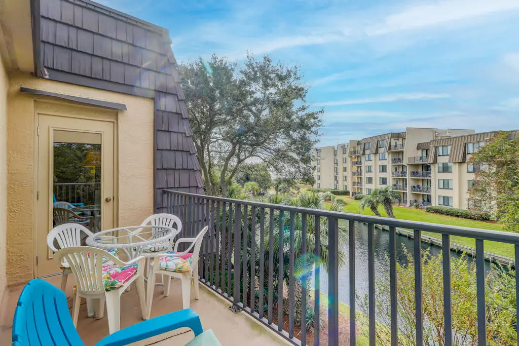 Top-floor condo with ocean views, on-site pools, beach access, & sports courts
