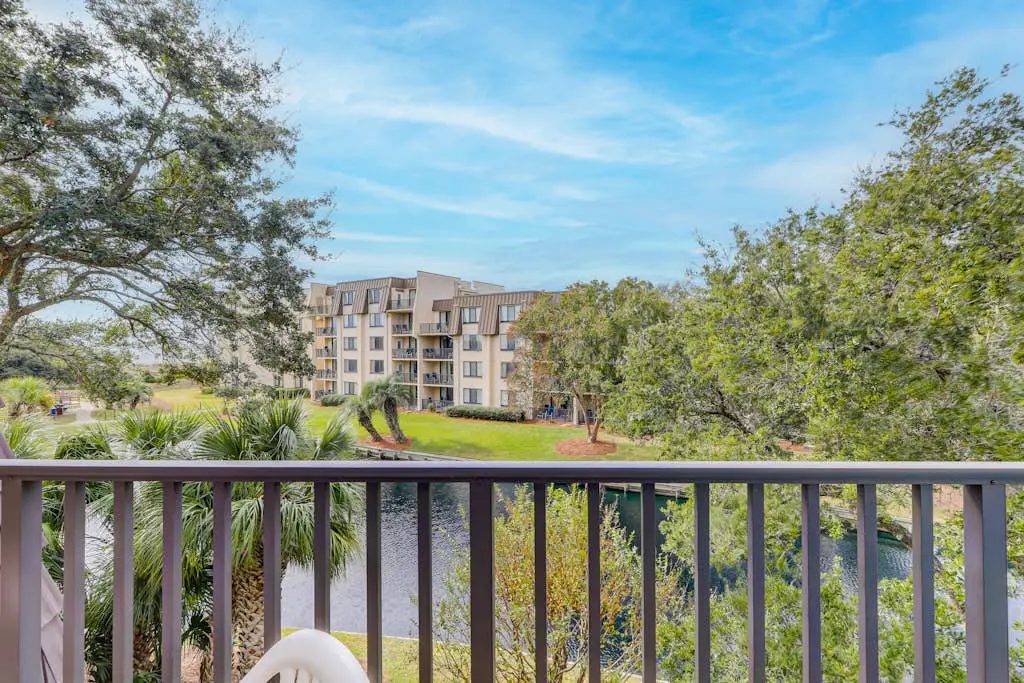 Top-floor condo with ocean views, on-site pools, beach access, & sports courts