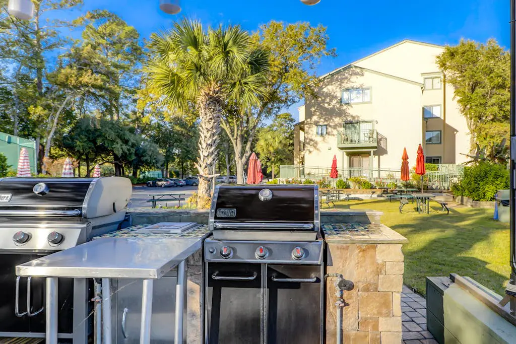 Top-floor condo with ocean views, on-site pools, beach access, & sports courts