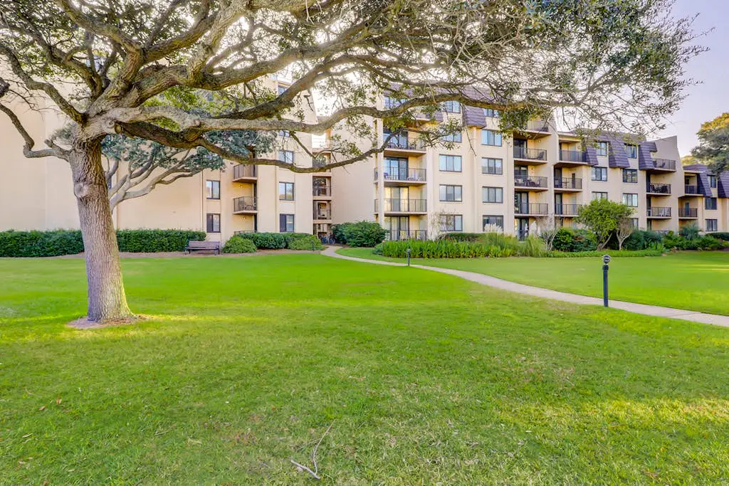 Top-floor condo with ocean views, on-site pools, beach access, & sports courts