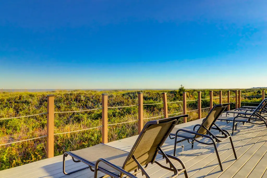 Top-floor condo with ocean views, on-site pools, beach access, & sports courts