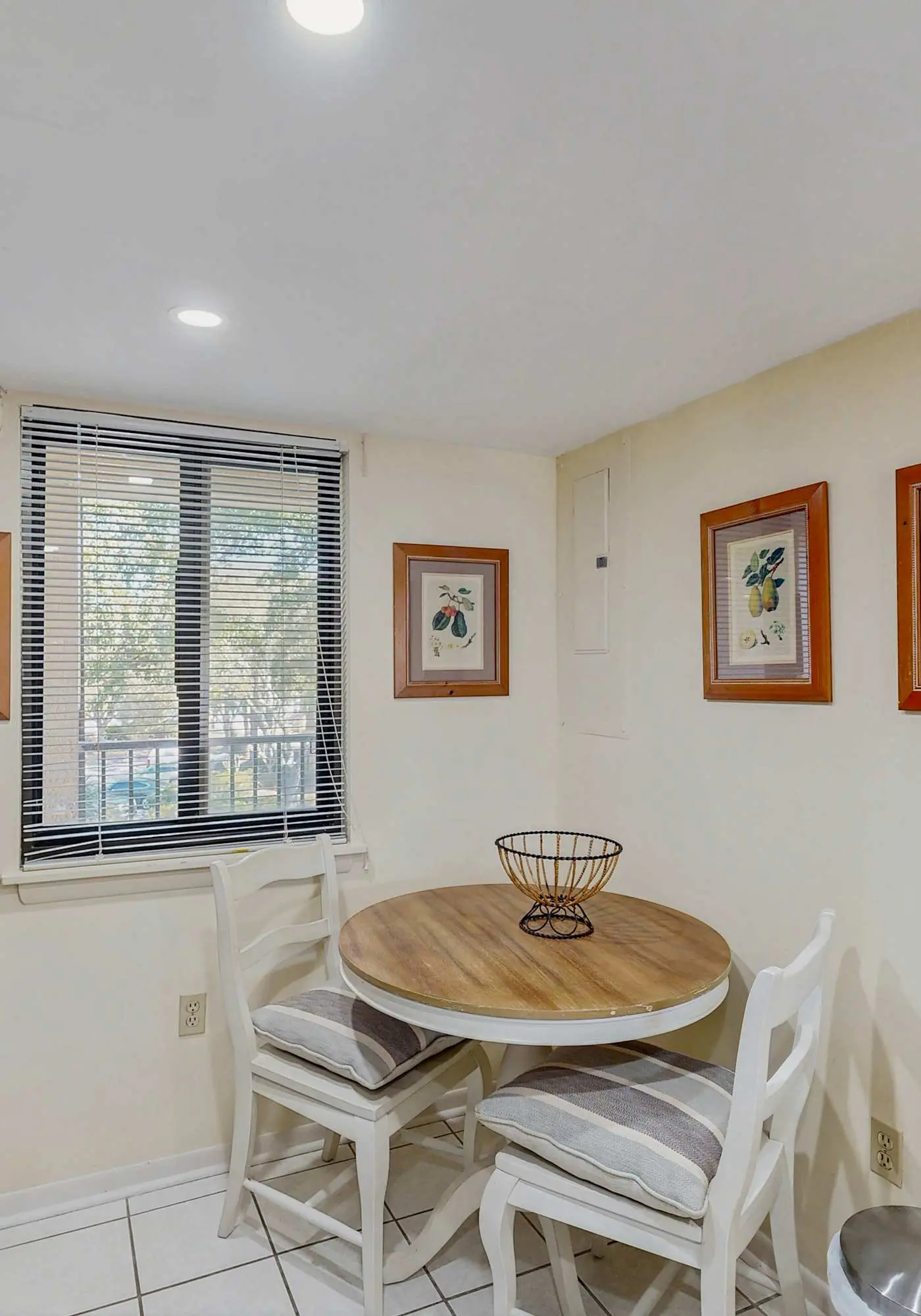 Top-floor condo with ocean views, on-site pools, beach access, & sports courts