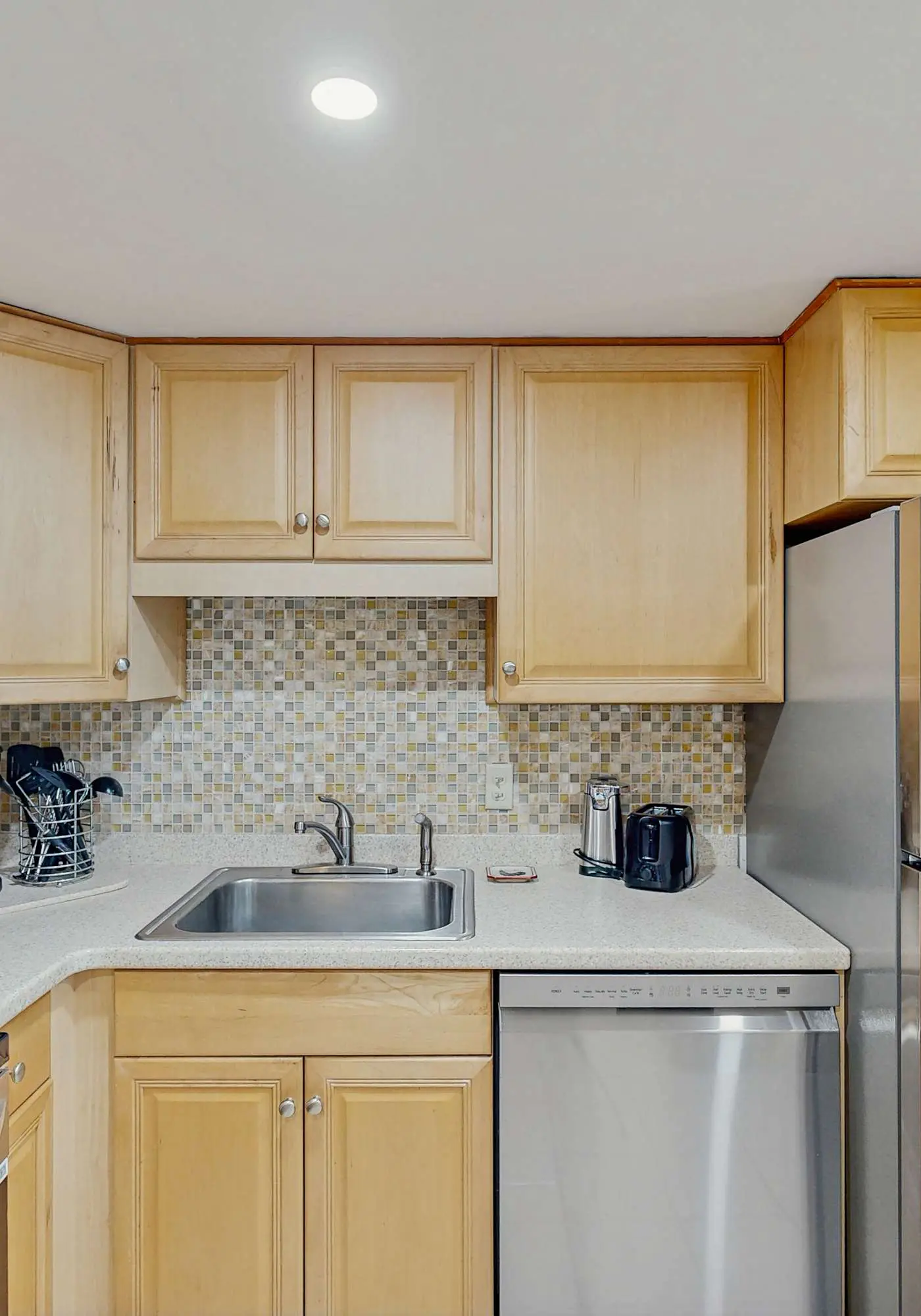 Top-floor condo with ocean views, on-site pools, beach access, & sports courts