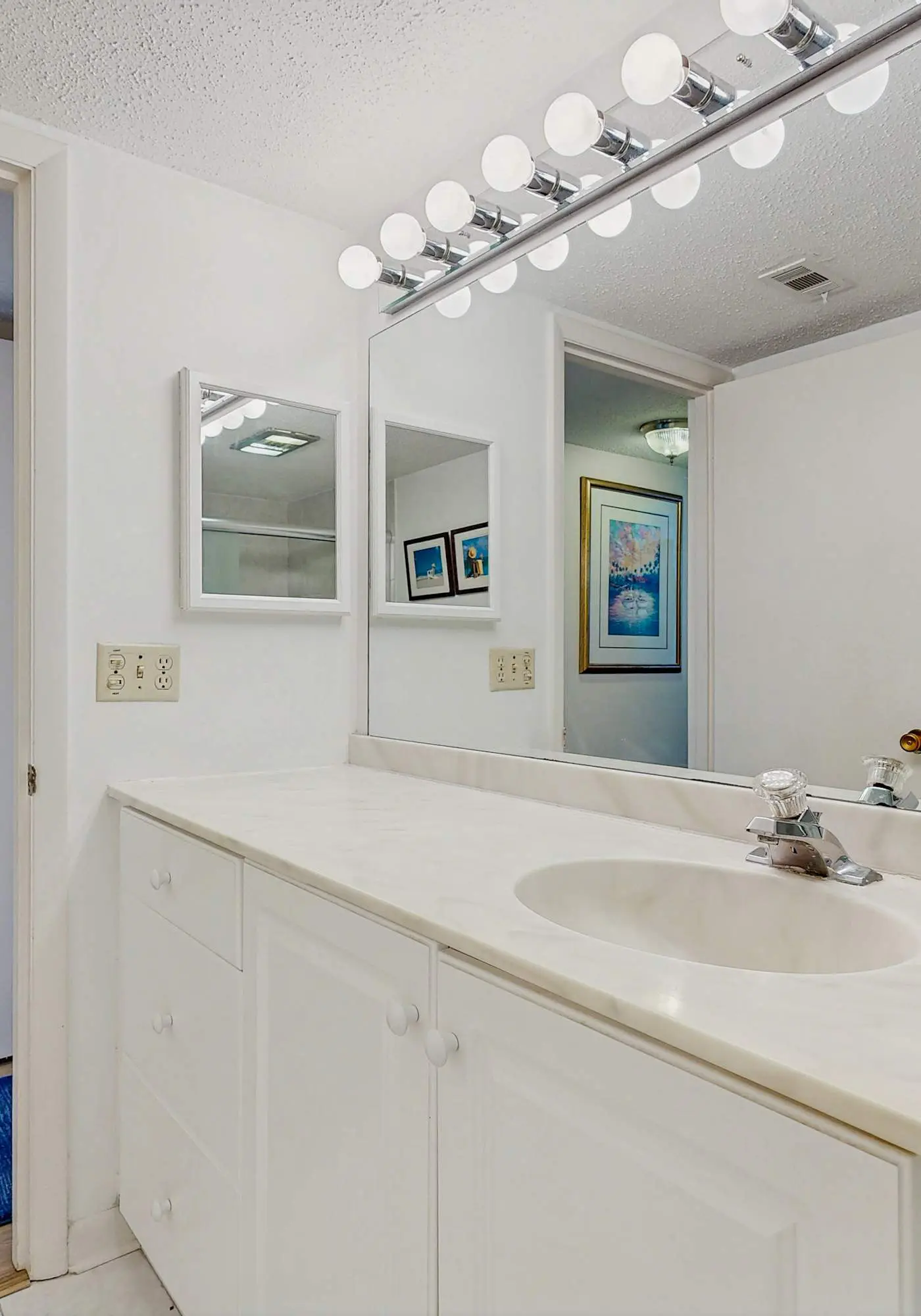Top-floor condo with ocean views, on-site pools, beach access, & sports courts