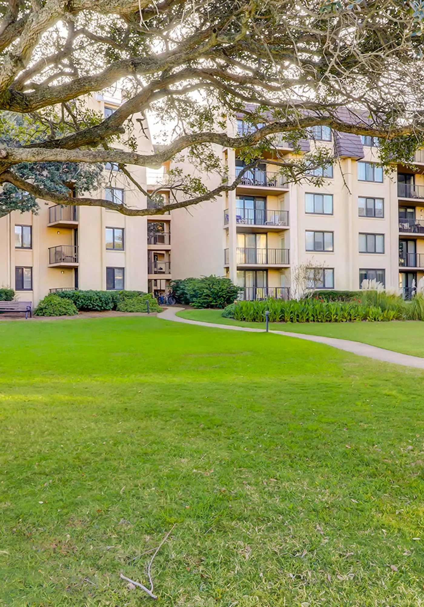 Top-floor condo with ocean views, on-site pools, beach access, & sports courts