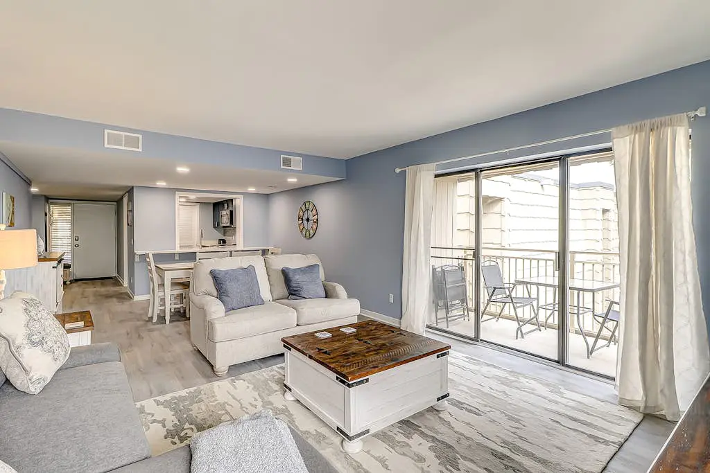 Inviting condo with pool, balcony, beach access & washer/dryer - golf nearby