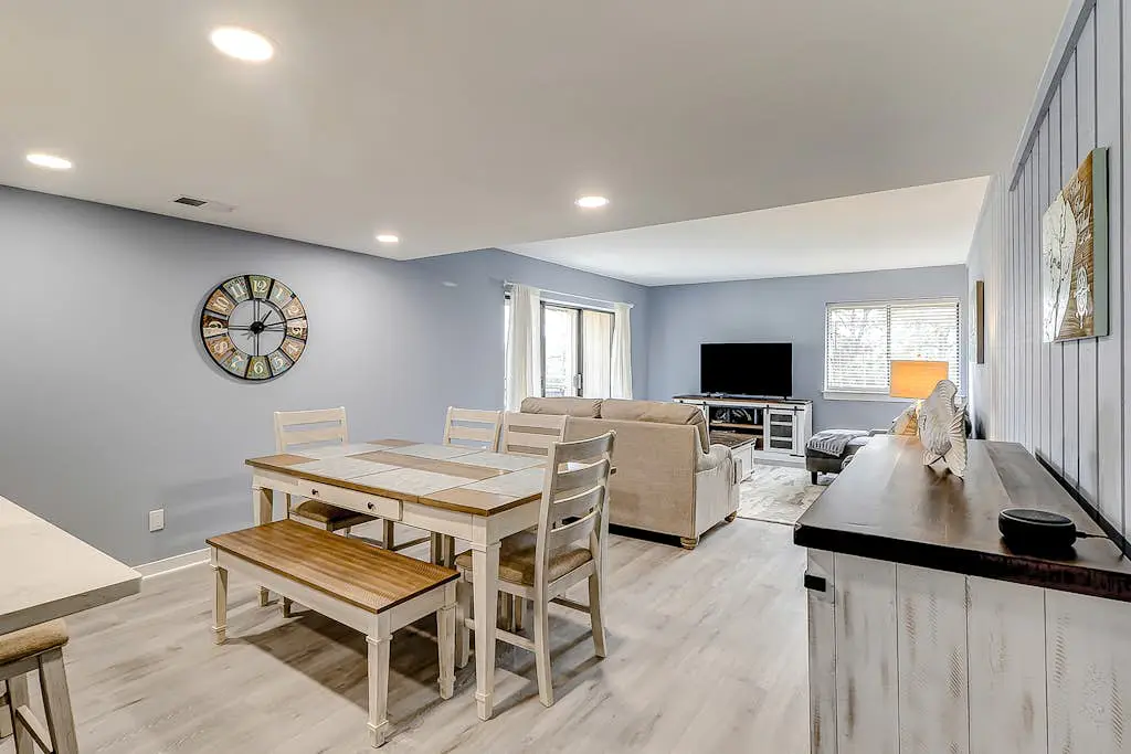 Inviting condo with pool, balcony, beach access & washer/dryer - golf nearby