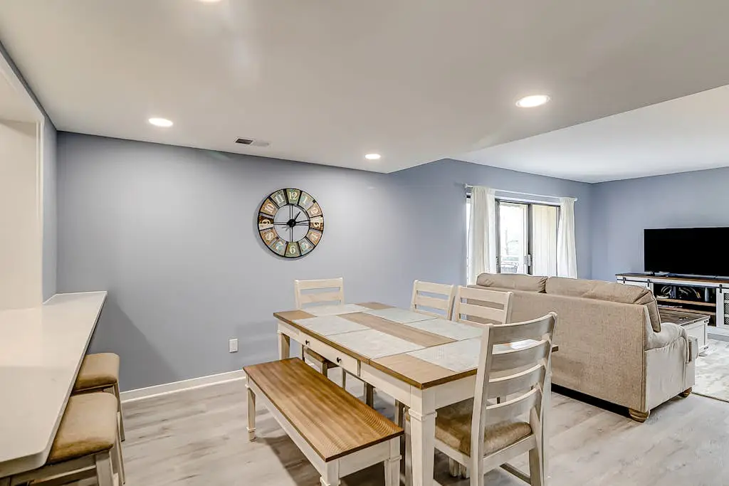 Inviting condo with pool, balcony, beach access & washer/dryer - golf nearby
