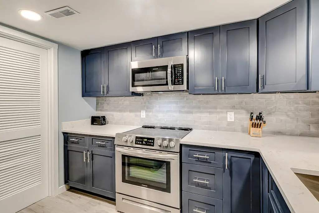 Inviting condo with pool, balcony, beach access & washer/dryer - golf nearby