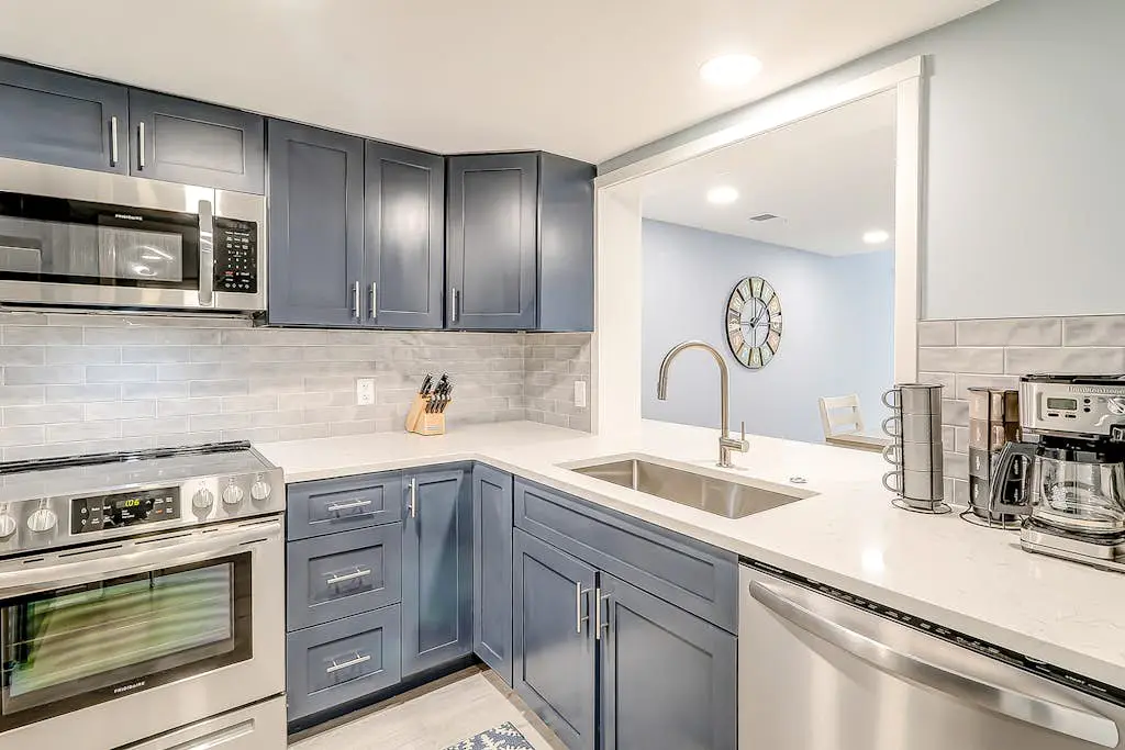 Inviting condo with pool, balcony, beach access & washer/dryer - golf nearby