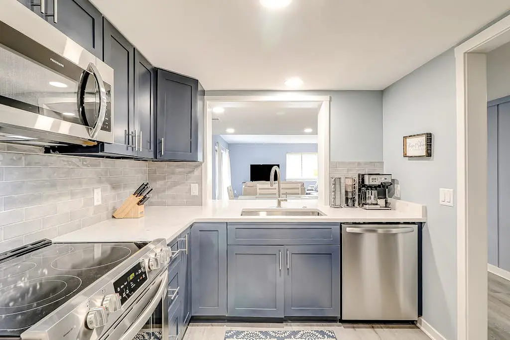 Inviting condo with pool, balcony, beach access & washer/dryer - golf nearby