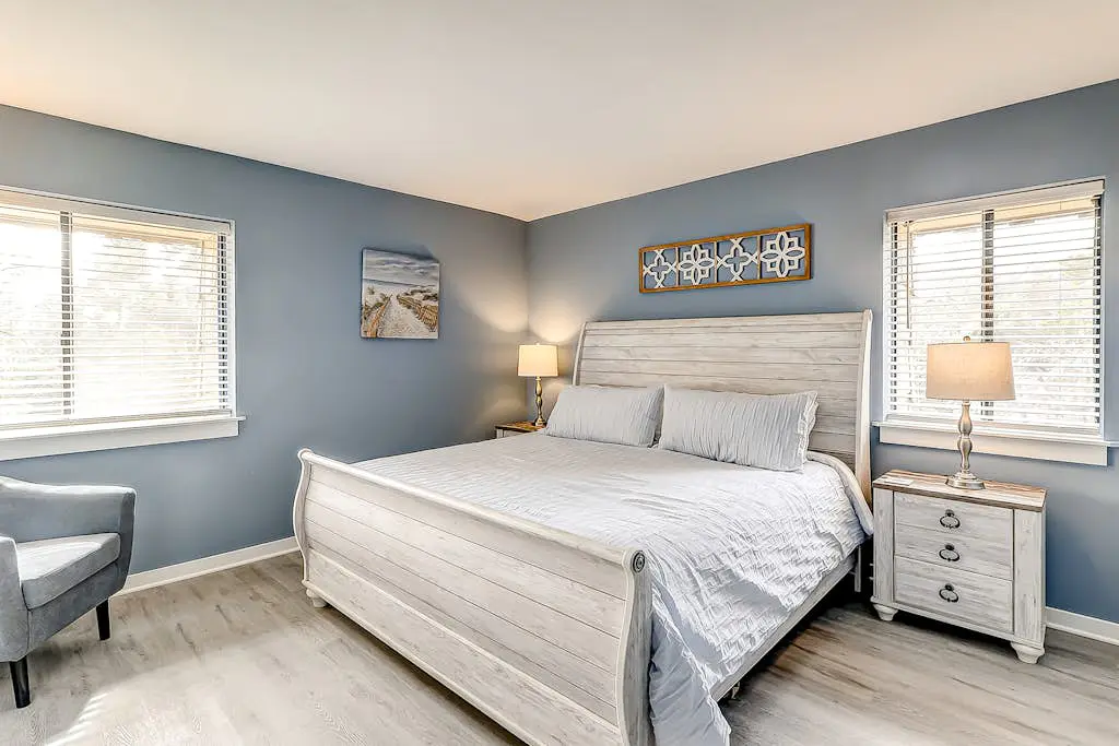 Inviting condo with pool, balcony, beach access & washer/dryer - golf nearby