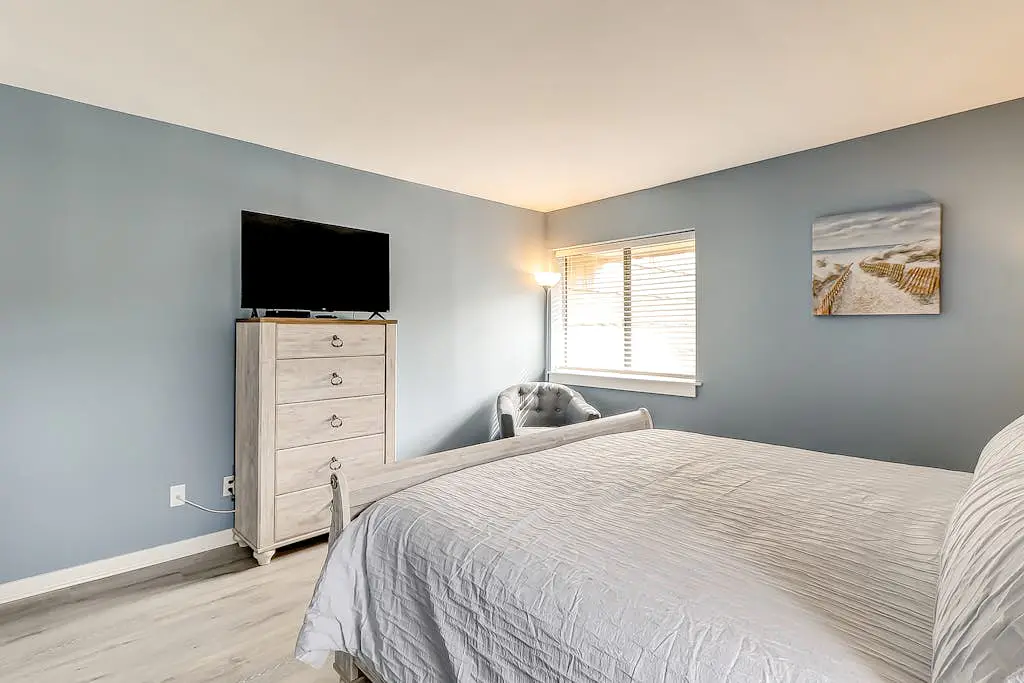 Inviting condo with pool, balcony, beach access & washer/dryer - golf nearby