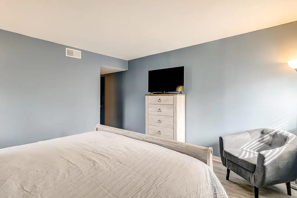 Inviting condo with pool, balcony, beach access & washer/dryer - golf nearby