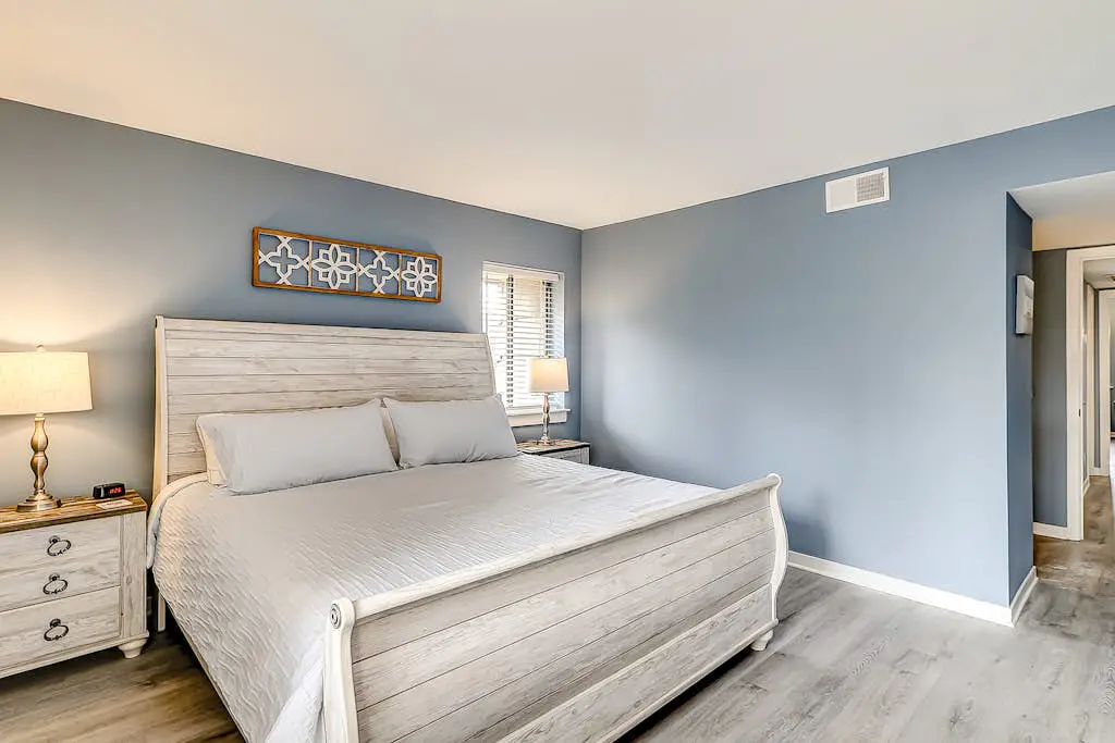 Inviting condo with pool, balcony, beach access & washer/dryer - golf nearby