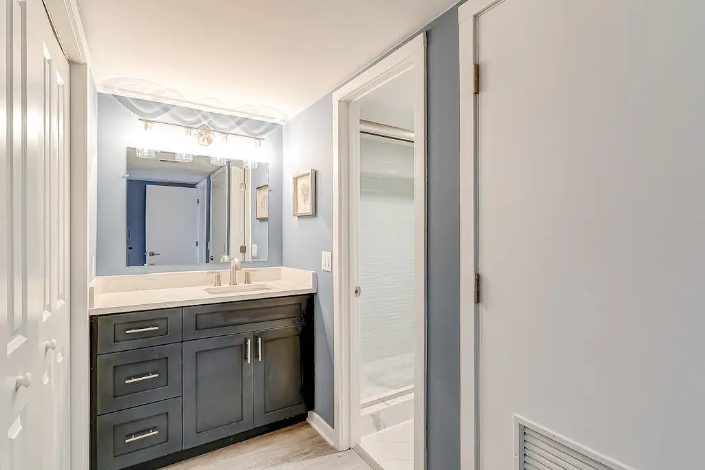 Inviting condo with pool, balcony, beach access & washer/dryer - golf nearby