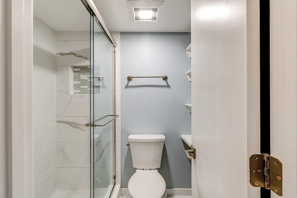 Inviting condo with pool, balcony, beach access & washer/dryer - golf nearby